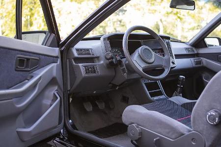 Auch der Innenraum ist makellos. Gut zu erkennen ist das graue Lenkrad, welches in der Farbe nur in den ganz frühen Modellen...