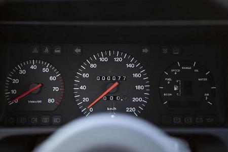 Auch Im Tacho gibt es Anzeichen für das Vorserienmodell, wie zum Beispiel die Skala des Drehzahlmessers oder die gelbe Ziffe...