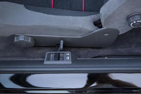 Der Fahrersitz lässt sich serienmäßig in Höhe und Neigung verstellen.