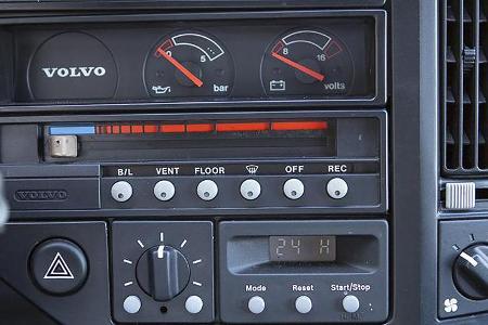 Digitaluhr und Zusatzinstrumente für Öldruck und Spannung waren nur in den ganz frühen Modellen ohne Aufpreis an Bord.