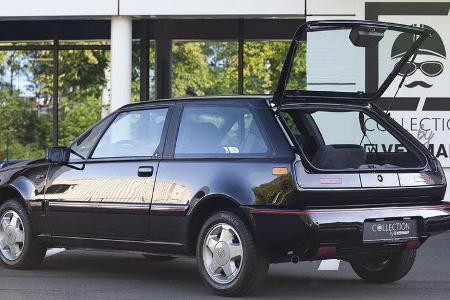 Der Kofferraum mit quer zur Fahrtrichtung stehend montiertem Reserverad bietet nur wenig Stauraum.