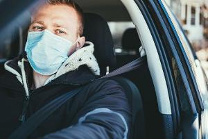 Autofahrer mit Maske