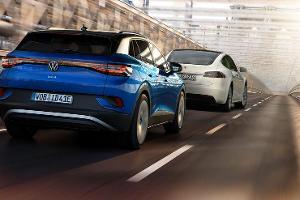 VW ID.4 Jagd Tesla Model S Collage