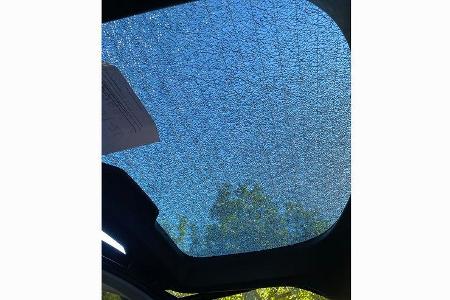 Tesla Model Y mit gebrochenem Heckklappen-Glas