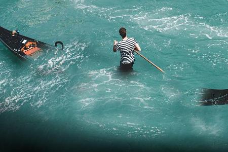 Gondoliere Venedig Boot Gondel Wasser Überladen Übergewicht