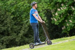 E-Scooter Elektro Tretroller Test Vergleich BMW X2 City Metz Moover Xiaomi M365 Moovi Ninebot ES2