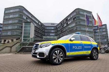 Polizei Hamburg: Auf Streife mit der Brennstoffzelle von Mercedes-Benz: Polizeipräsident Ralf Martin Meyer übernimmt den wel...