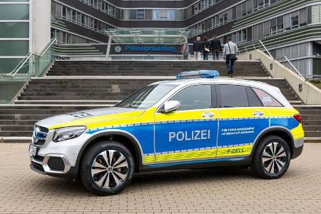 Polizei Hamburg: Auf Streife mit der Brennstoffzelle von Mercedes-Benz: Polizeipräsident Ralf Martin Meyer übernimmt den wel...