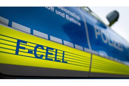 Polizei Hamburg: Auf Streife mit der Brennstoffzelle von Mercedes-Benz: Polizeipräsident Ralf Martin Meyer übernimmt den wel...