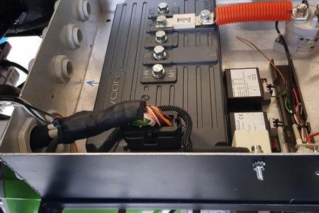 Unten in grün ist der Motor zu erkennen. Darüber die individuell angefertigte Box für die Steuereinheit.
