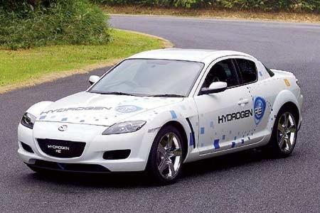 Weitere Brennstoffzellen-Erprobungsfahrzeuge: der Mazda RX8 Hydrogen RE.