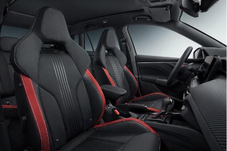 Im Inneren kann man neben höhenverstellbaren Sportsitzen auch ein Multifunktions-Sportlenkrad und eine rote LED-Ambiente-Bel...