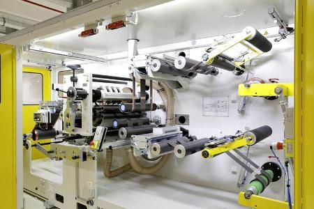 Das sogenannte Center of Excellence (CoE) ist zunächst nur eine Pilotanlage zur Batteriezellenproduktion für Kleinserien. Ru...