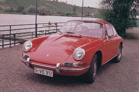 1966: Porsche 912 Coupé - Mit dem Vierzylinder-Boxermotor des 356 konnte so ein günstigeres Modell angeboten werden.
