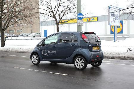 Der Peugeot iOn leistet 49 kW, schafft immerhin 130 km/h und fährt 150 Kilometer weit. Sein Preis: ab knapp 26.000 Euro.