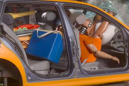 01/2020, ADAC-Crashtest Füße auf dem Armaturenbrett