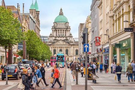 Donegal Square vor der City Hall in Belfast