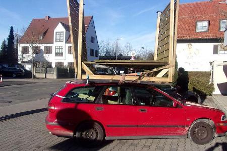 01/2020, Volvo V40 mit Carport auf dem Dach