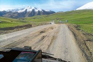 DURCH WÜSTEN, STEPPEN UND GEBIRGE fuhren Kerstin Hüllmandel und Albert Knaus bis nach China.