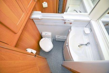 Waschbecken und WC teilen sich den Raum