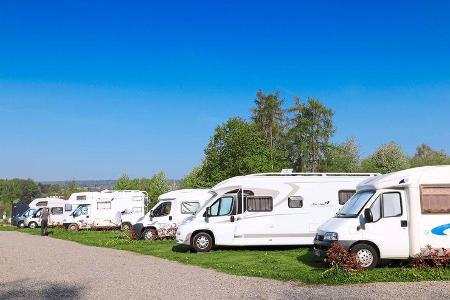 Wohnmobile auf dem Stellplatz am Wildpark