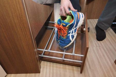 Schuhe kommen direkt in einer Schublade an der Stirnseite der Querbank unter beim Carthago C-Tourer I 144 LE Epic