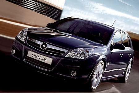 Der 2,8-Liter V6 Turbo beschleunigt den Signum von Null auf 100 km/h in 7,7 Sekunden.