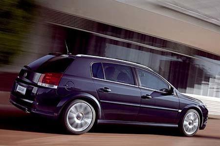 Der neue Diesel-V6 bringt es auf maximal 221 km/h und beschleunigt aus dem Stand auf 100 Sachen in 9,8 Sekunden.