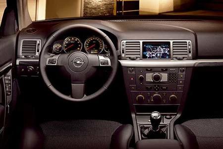 Im leicht veränderten Innenraum prangt nun ein Dreispeichen-Lenkrad.