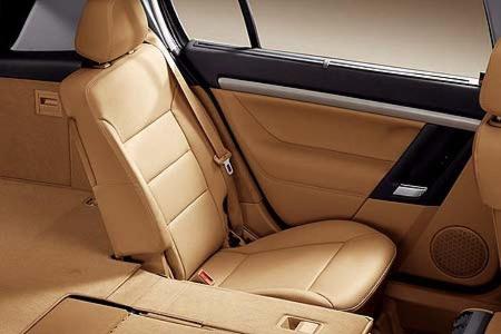 Bei vorgeklappter Rücksitzlehne beträgt das Ladevolumen bis unters Dach 1.410 Liter.