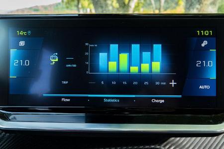 In der Elektroversion informiert das i-Cockpit zum einen mithilfe eines mittigen Touchscreens über Verbrauch, Rekuperation u...