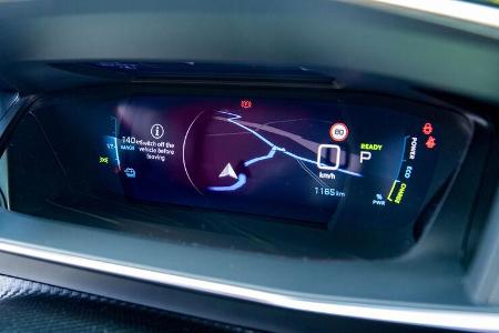 Zum anderen kommt ab dem mittleren Ausstattungspaket Allure ein 3D-Kombi-Instrument oben drauf, das wichtige Fahrdaten optis...