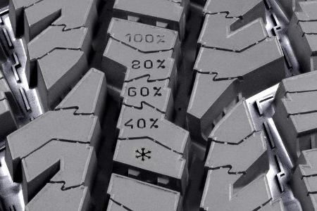 Mit abnehmender Profiltiefe verschlechtert sich die Haftung.