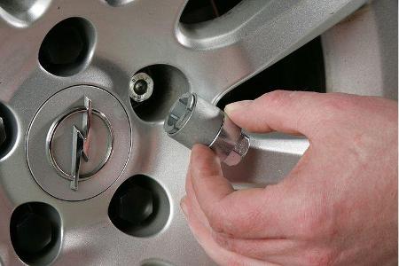 Schnellmontage-Kette am Beispiel der Rud-Comfort Centrax: Radbolzenkappe entfernen und auf den Bolzen einen Adapter schieben.