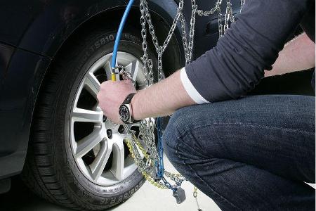 Montage Ringkette am Beispiel Rud-Matic Classic: Federstahlbügel am unteren Ende auseinanderziehen und dann die Kette von ob...