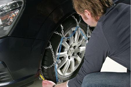 Der Bügel muss hinter dem Rad zusammenfedern, Kette gleichmäßig an der Felge ausrichten.
