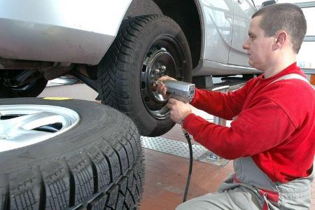 Die besseren Reifen kommen beim Reifenwechsel nach hinten.