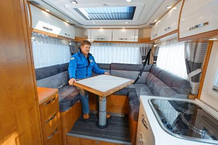 Gemütliche Hecksitzgruppe mit dreh- und verschiebbarem Tisch. Auf der Querbank sind zwei Dreipunktgurt-Plätze eingerichtet.