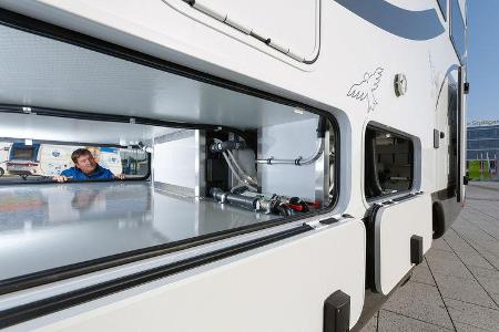 Gut nutzbarer, beheizbarer Doppelboden mit Raum für Technik und Wassertanks.