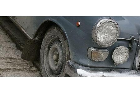 Das Steinschlag-Netz vor dem Scheinwerfer hatte bei Ikea noch einen Stiel...