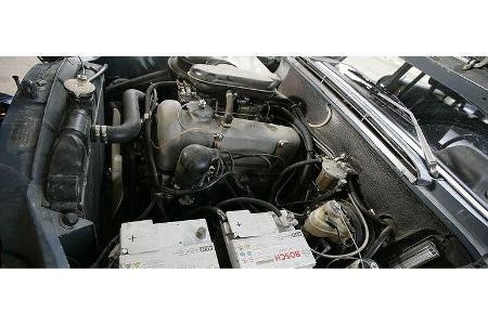 Doppelt hält besser: Der Zweiliter mit 85 PS trägt zwei Zündspulen und zwei Batterien.