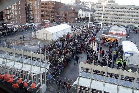 Das lockte eine Menge Zuschauer zu der Veranstaltung und ..