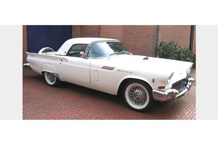 Lorenz Hünnemeyer und Ute Claus auf Ford Thunderbird Cabrio: 5,2-Liter-V8, 269 PS, Baujahr 1957
