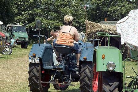 Zum reichhaltigen Programm gehört auch ein Treckertreffen.