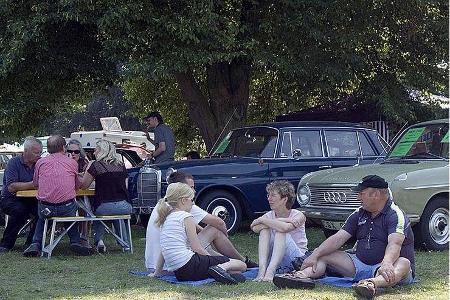 Das Oldtimertreffen lädt zum Picknicken ein.