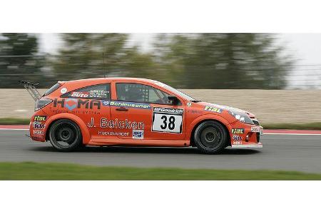 In einem spannenden Finale setzte sich das Trio vor 23.000 Zuschauern mit einem hauchdünnen Vorsprung von 0,48 Punkten gegen...