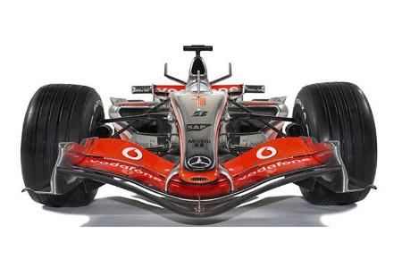 Auffällig ist der Frontflügel, der nicht mit dem Hauptblatt am Chassis befestigt ist, sondern am unteren Flap.