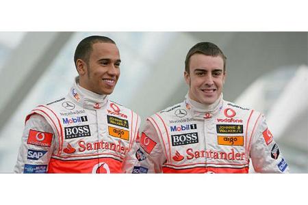 Die Fahrer zeigten sich in weiß-roten Anzügen. Fernando Alonso präsentierte eine neue, aerodynamische Frisur.