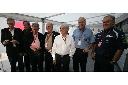 Aber durch solche Kleinigkeiten lassen sich die Formel 1-Bosse die gute Laune nicht verderben.