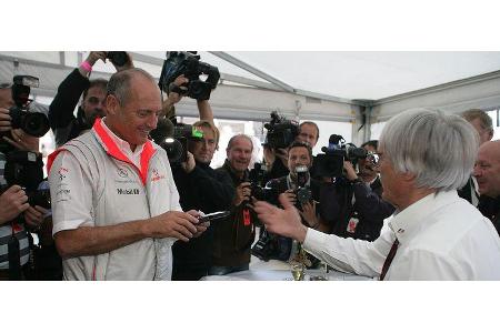 ... erhielt McLaren-Chef Ron Dennis immerhin noch einen Trostpreis von Ecclestone.